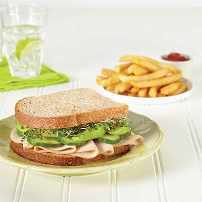 Sandwich à la dinde fumée, à l'avocat et  pousses de luzerne