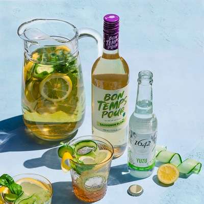 Sangria blanche avec concombre, citron et basilic