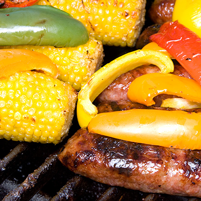 Saucisses grillées à l'origan et maïs en épis