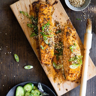 Saumon grillé orange et érable sur planche de cèdre