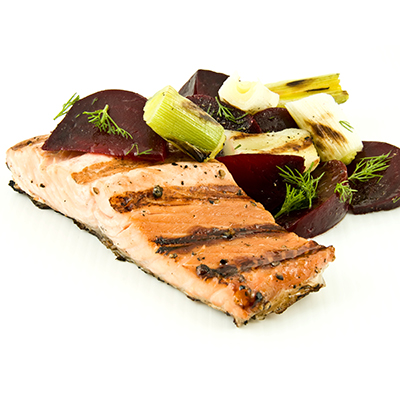 Saumon mariné à l’érable et au poivre, salade de betteraves et poireaux à l’aneth au BBQ