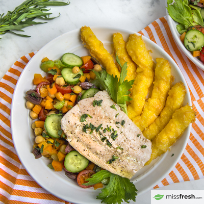 Saumon poché avec bâtons de polenta et salade de pois chiches