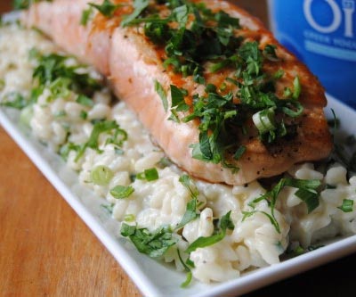 Saumon saisi, risotto aux herbes monté au yogourt grec