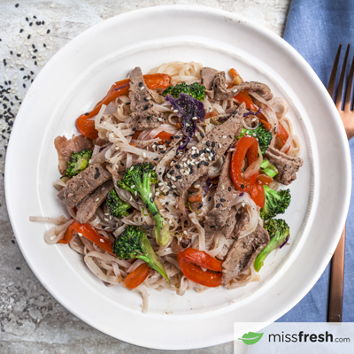 Sauté de boeuf et nouilles avec légumes colorés