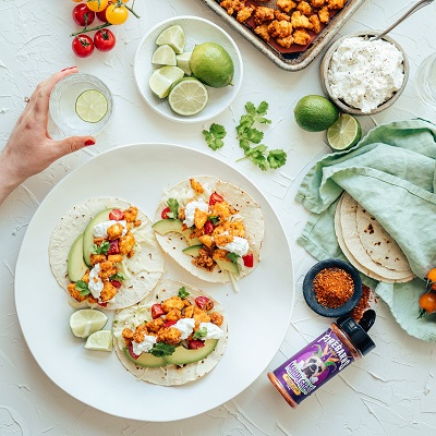 Tacos au tofu cajun, salade de chou et feta crémeux