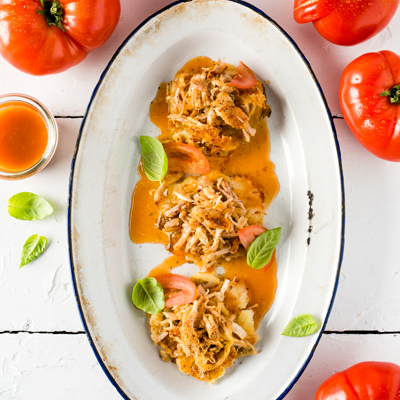 Tapas de pommes de terre poulet effiloché et sauce à la tomate rôtie