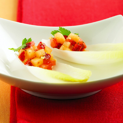 Tartare de fraises et de cantaloup sur feuilles d'endives