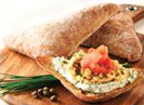Tartines de pains triangles 9 grains au fromage citronné garnies à l’omelette et au saumon fumé