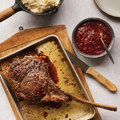 Tomahawk grillé au poivre vert et à la relish d'oignon BBQ